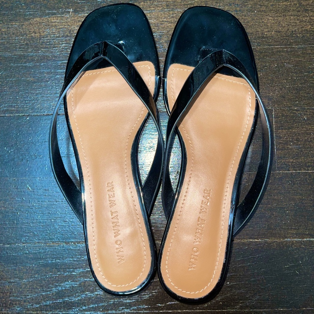 Flat sandals